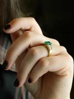 Bague Art Deco or jaune diamants emeraude colombienne Muzo 1,9 carat