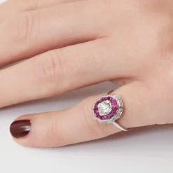 BAGUE ART DECO RUBIS CALIBRES ET DIAMANTS OR GRIS 18K