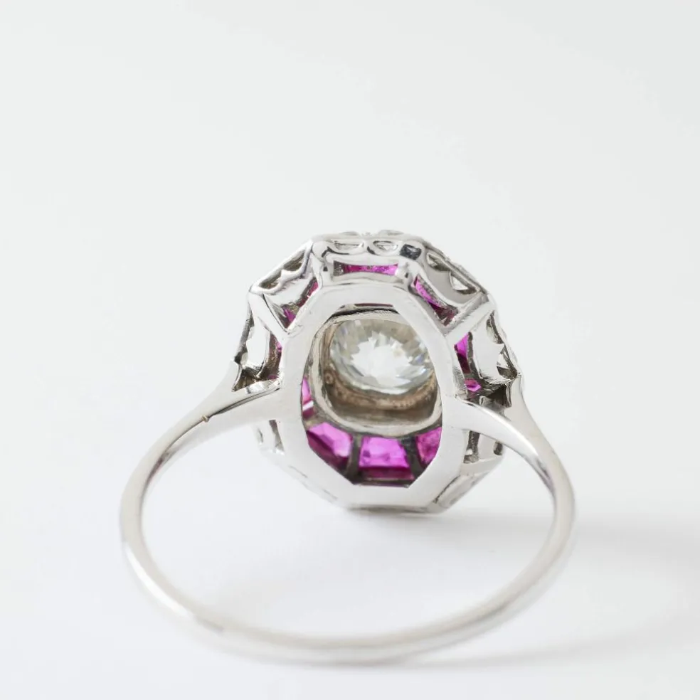 BAGUE ART DECO RUBIS CALIBRES ET DIAMANTS OR GRIS 18K