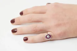 BAGUE ART DECO RUBIS CALIBRES ET DIAMANTS OR GRIS 18K