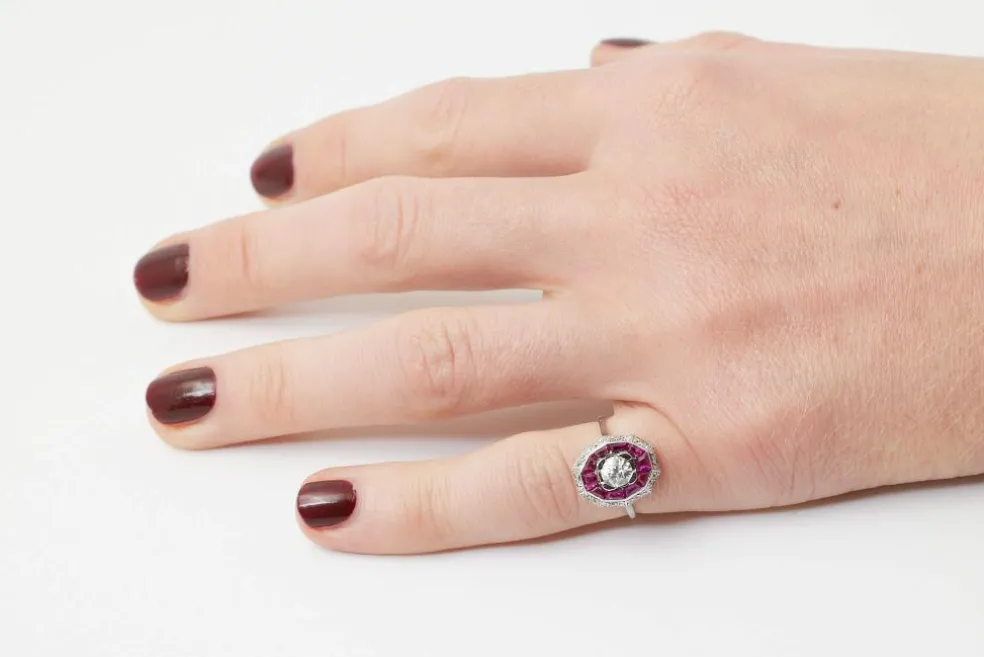 BAGUE ART DECO RUBIS CALIBRES ET DIAMANTS OR GRIS 18K