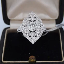 Bague Art Nouveau - or blanc, diamants