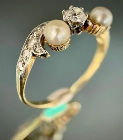 Bague Art Nouveau décor de fleur de Lys en argent sur or