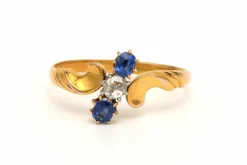 Bague Art Nouveau en or jaune 18 carats sertie de saphirs et d'un diamant