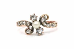 Bague Art Nouveau en or jaune sertie d'une perle et de diamants