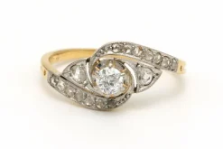 Bague Art Nouveau en or jaune et blanc 18 carats sertie de diamants
