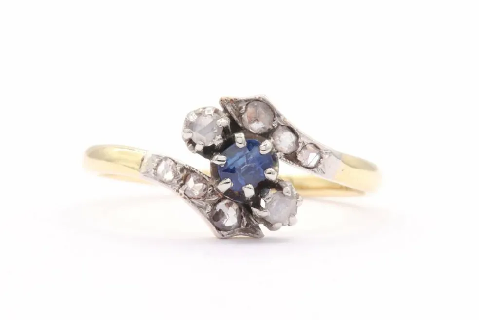 Bague Art Nouveau en or jaune et blanc sertie d'un saphir et de diamants