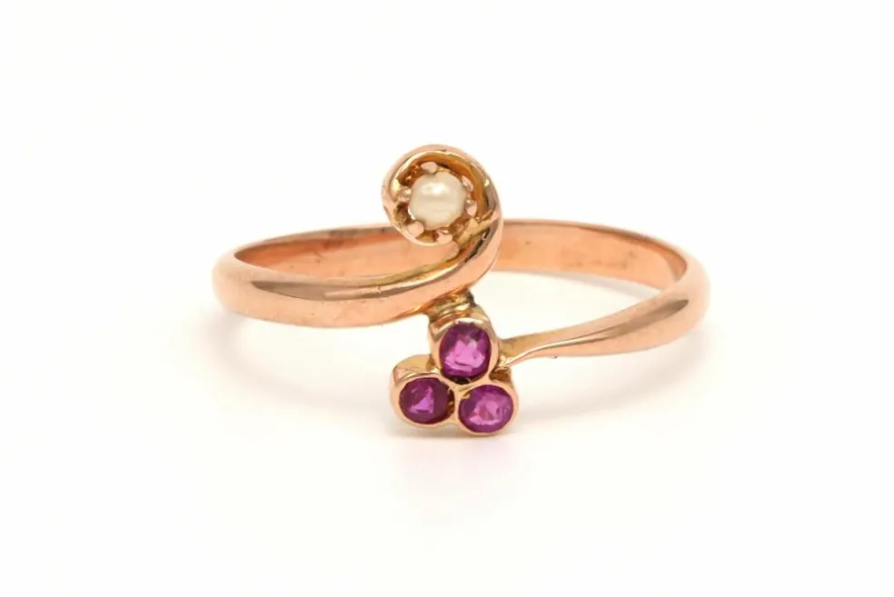 Bague Art Nouveau en or jaune 18 carats sertie d'une perle et de rubis de synthèse