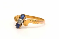 Bague Art Nouveau en or jaune 18 carats sertie de saphirs et d'un diamant
