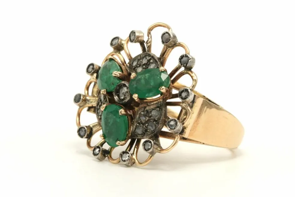 Bague Art Nouveau en or jaune 18 carats sertie d'émeraude et de diamants taille "rose"