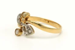 Bague Art Nouveau en or jaune 18 carats et argent sertie de diamants et de perles
