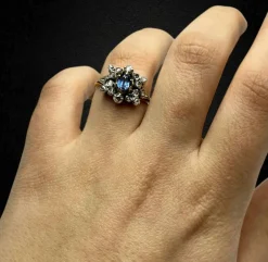 Bague Art Nouveau en or jaune avec saphir étoilé et diamants