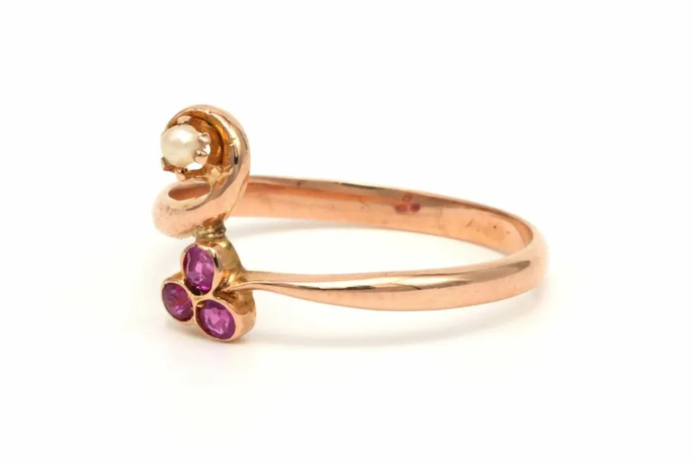 Bague Art Nouveau en or jaune 18 carats sertie d'une perle et de rubis de synthèse
