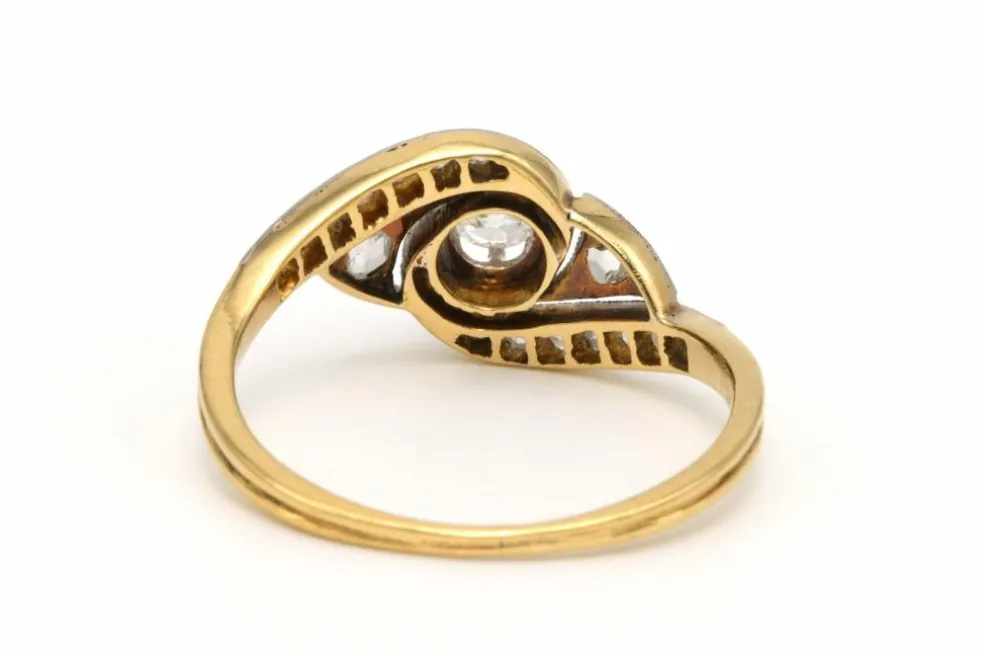 Bague Art Nouveau en or jaune et blanc 18 carats sertie de diamants