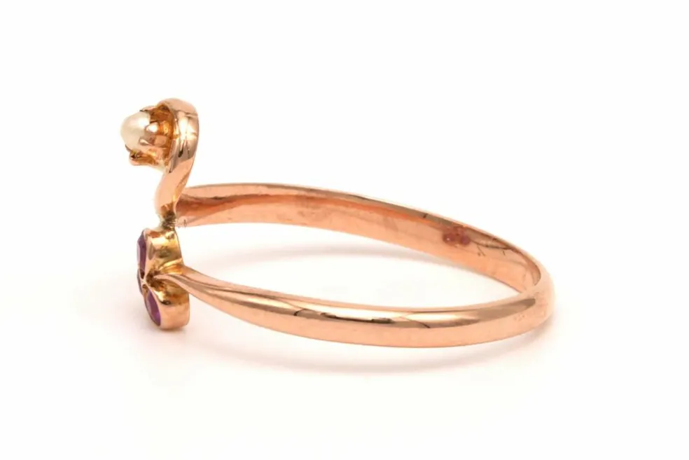 Bague Art Nouveau en or jaune 18 carats sertie d'une perle et de rubis de synthèse