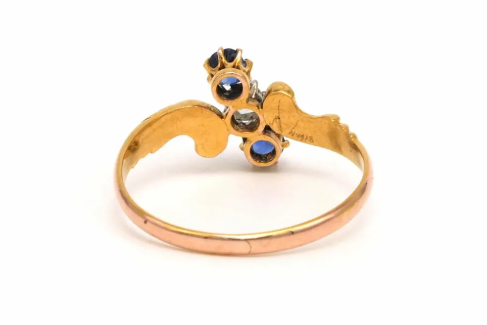 Bague Art Nouveau en or jaune 18 carats sertie de saphirs et d'un diamant