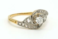 Bague Art Nouveau en or jaune et blanc 18 carats sertie de diamants