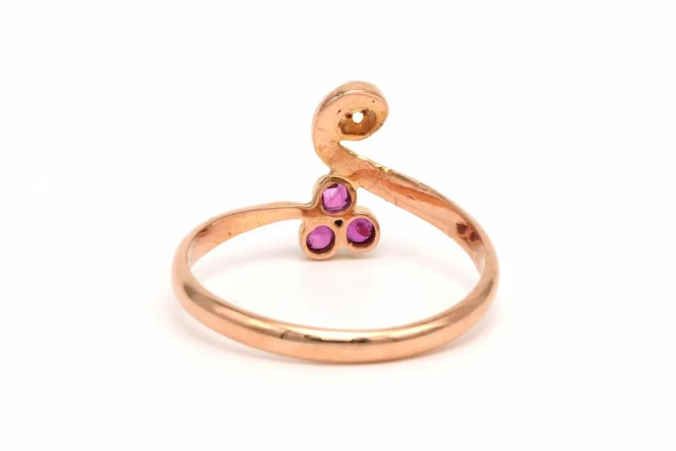 Bague Art Nouveau en or jaune 18 carats sertie d'une perle et de rubis de synthèse