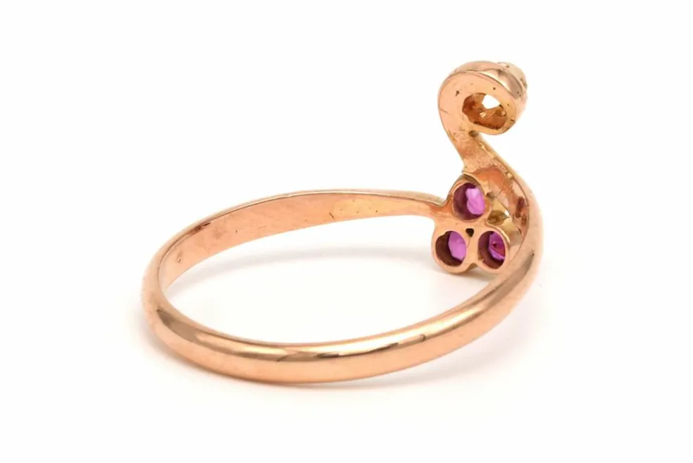 Bague Art Nouveau en or jaune 18 carats sertie d'une perle et de rubis de synthèse
