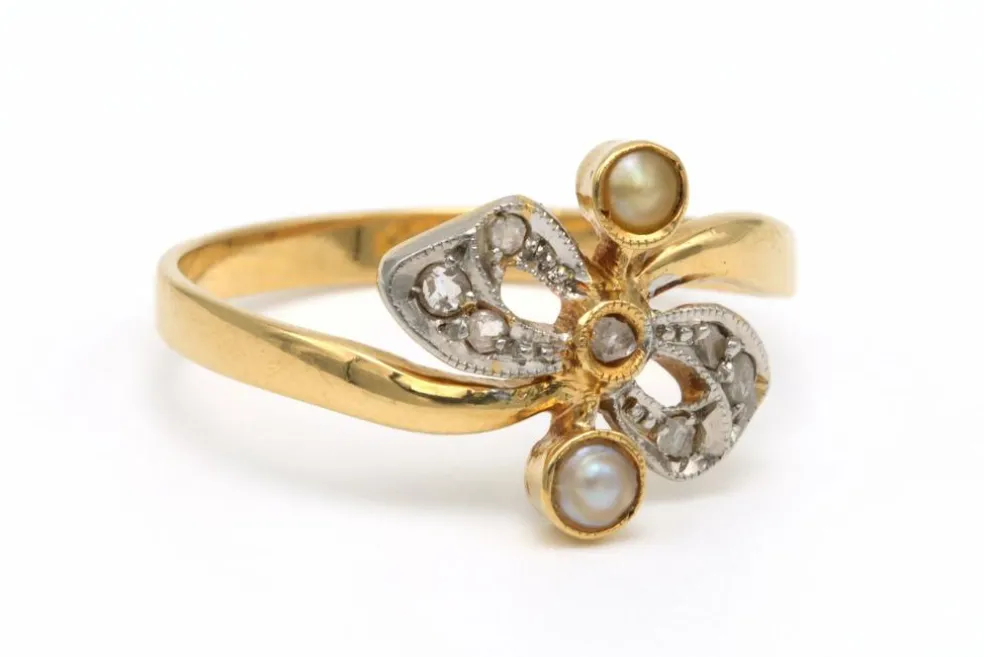 Bague Art Nouveau en or jaune 18 carats et argent sertie de diamants et de perles