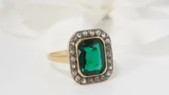 Bague Art Nouveau or jaune, pierre verte et diamants