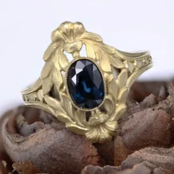 Bague Art Nouveau or jaune mat et saphir