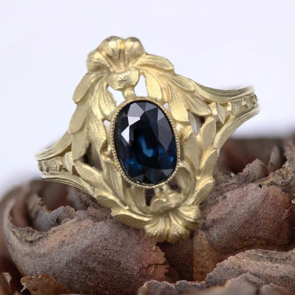 Bague Art Nouveau or jaune mat et saphir