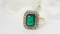 Bague Art Nouveau or jaune, pierre verte et diamants