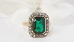 Bague Art Nouveau or jaune, pierre verte et diamants