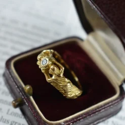 Bague Art Nouveau Or jaune 18 carats et Diamant Décor de Femmes