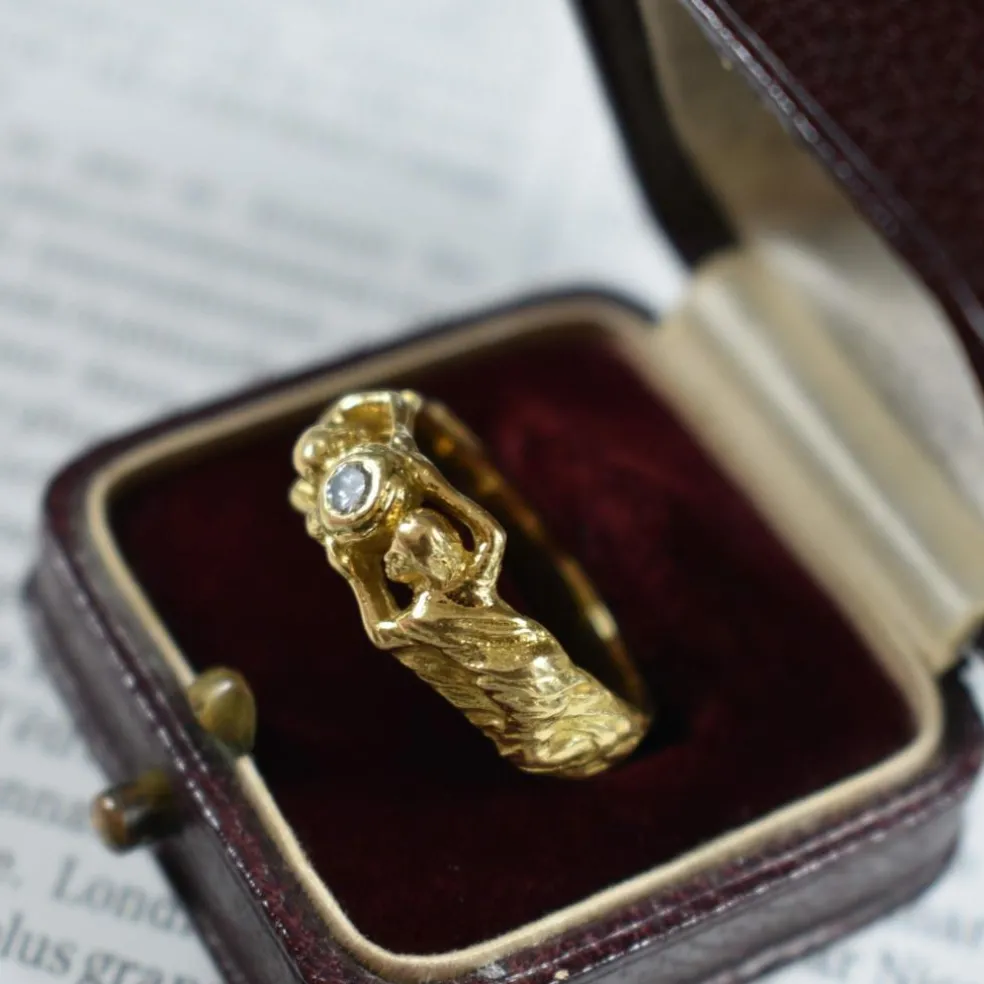 Bague Art Nouveau Or jaune 18 carats et Diamant Décor de Femmes