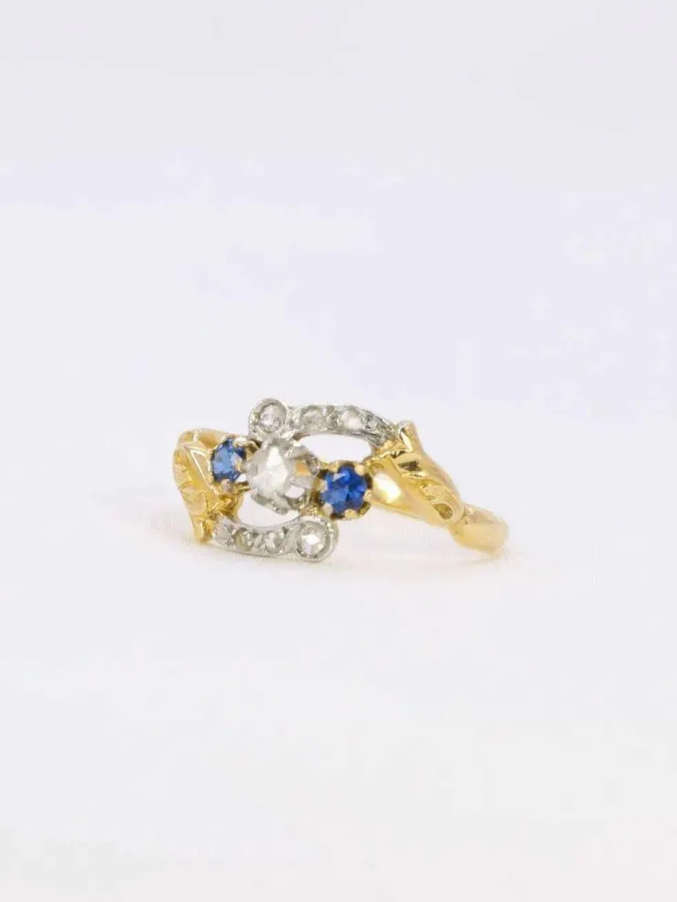 Bague Art Nouveau trilogie or jaune saphir diamants