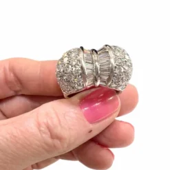 Bague au design contemporain du XXe siècle en or blanc 18 kt avec diamants