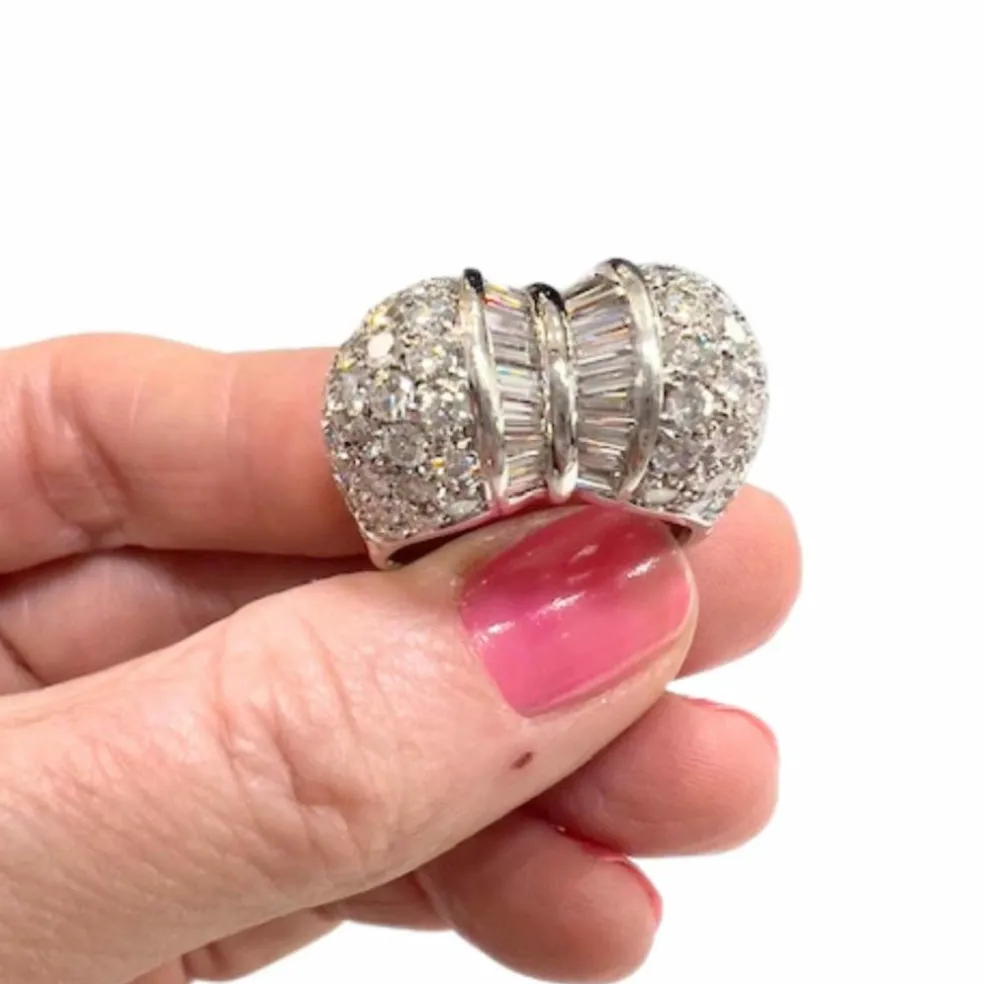 Bague au design contemporain du XXe siècle en or blanc 18 kt avec diamants