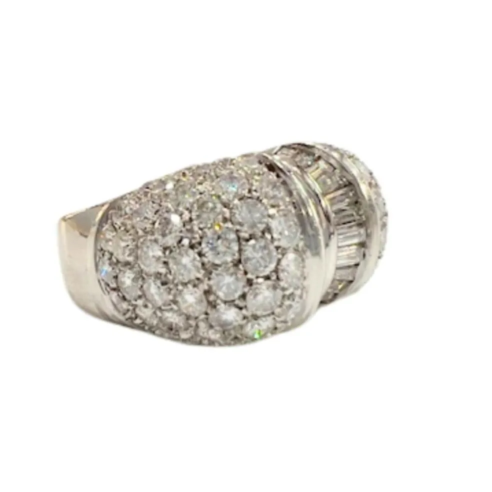 Bague au design contemporain du XXe siècle en or blanc 18 kt avec diamants