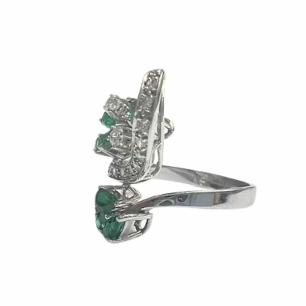 BAGUE AU DESIGN RÉTRO DES ANNÉES 1940-1945 EN OR 18 KT AVEC DIAMANTS