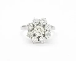 Bague avec diamant central et contour
