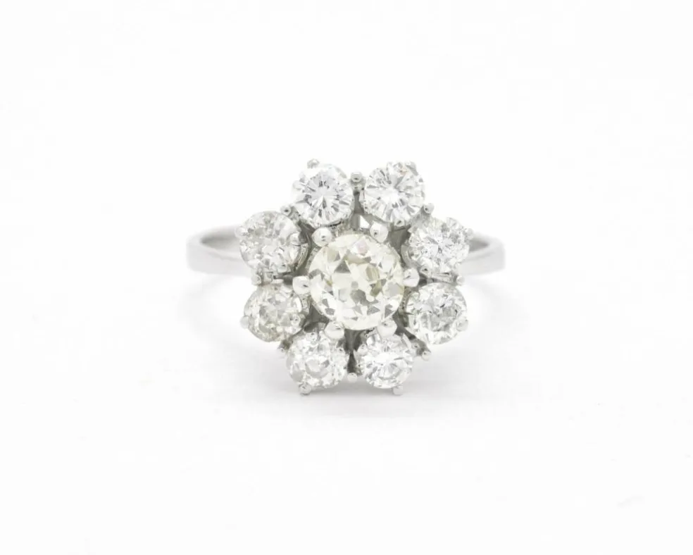 Bague avec diamant central et contour
