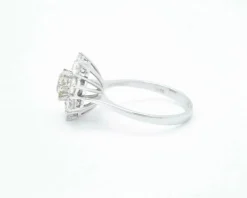 Bague avec diamant central et contour