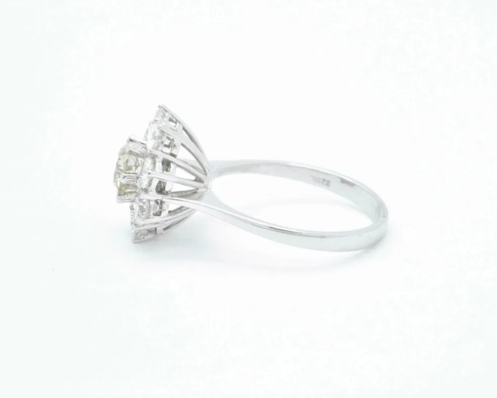 Bague avec diamant central et contour
