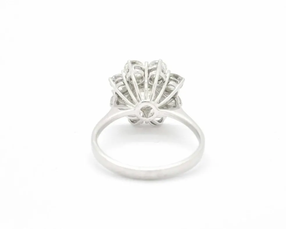 Bague avec diamant central et contour