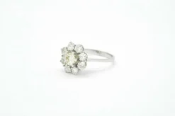 Bague avec diamant central et contour