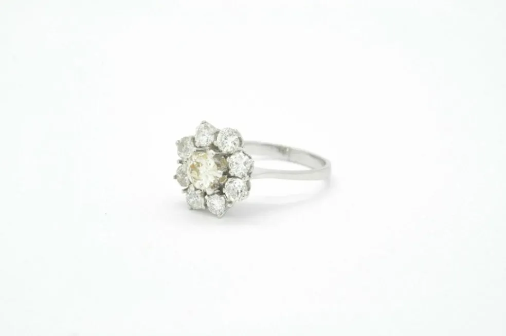 Bague avec diamant central et contour