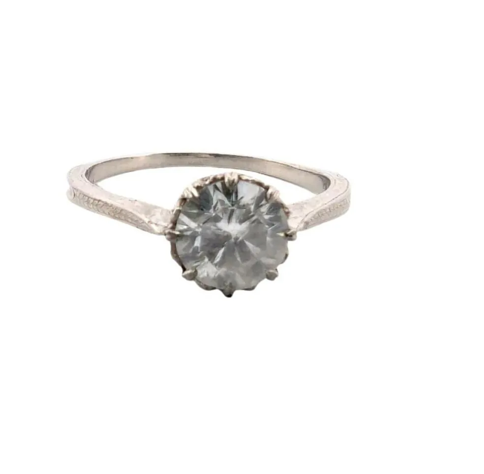 Bague avec diamant important monté sur structure en platine