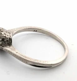 Bague avec diamant important monté sur structure en platine