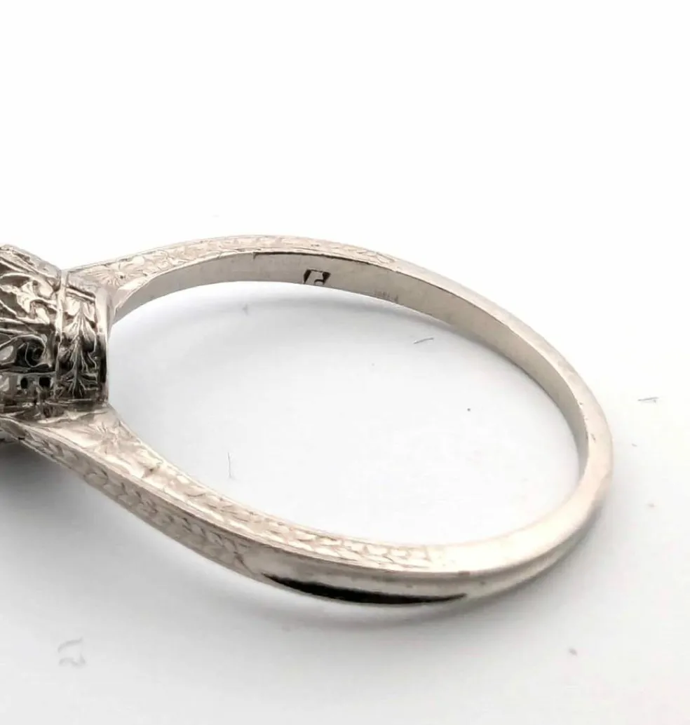 Bague avec diamant important monté sur structure en platine