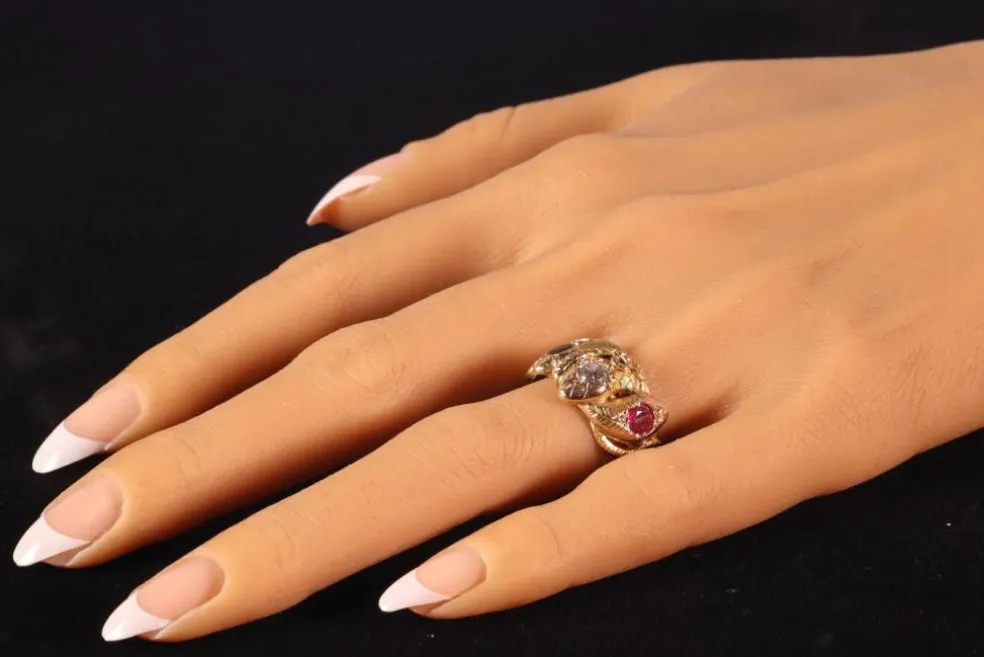 Bague avec diamant rubis et saphir