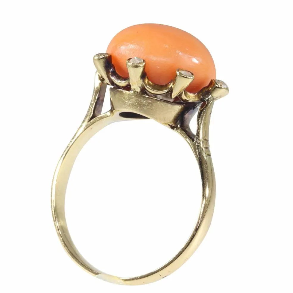 Bague avec diamants et corail