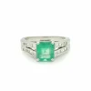 Bague avec diamants latéraux et émeraude