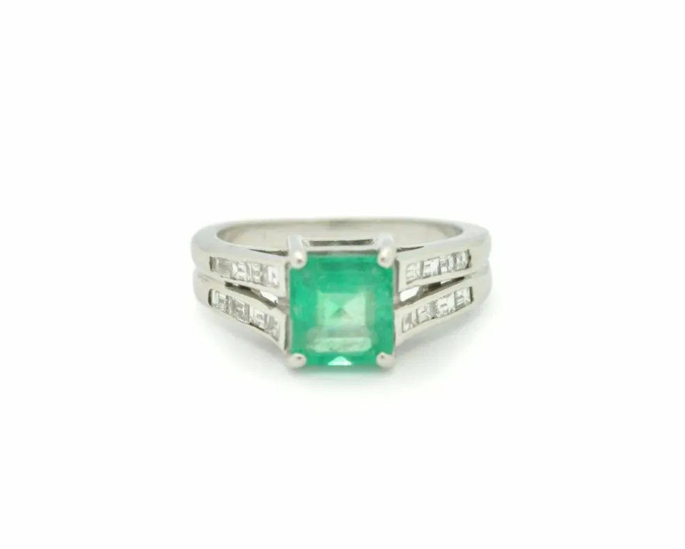 Bague avec diamants latéraux et émeraude